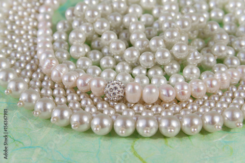 Verschiedene Perlenketten mit Süßwasserperlen und Wachsperlen