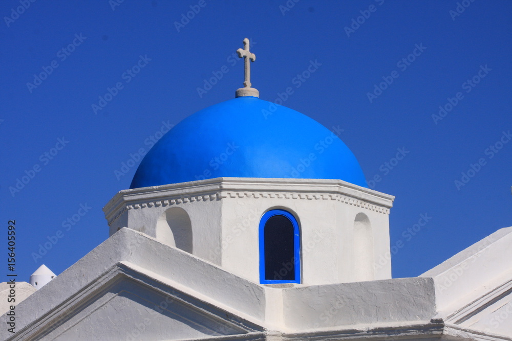 une chapelle avec coupole bleue