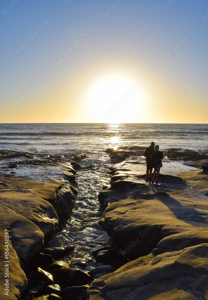 Fototapeta premium Silhouette of Couple at Sunset in La Jolla, California