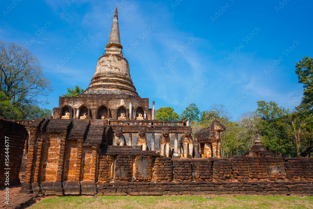 Obraz premium Wat Chang Lom Temple at Si Satchanalai Historical Park, a UNESCO world heritage site in Sukhothai, Thailand