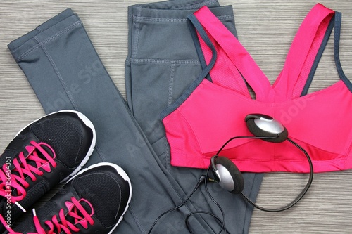 Fotografía Headphones and smartphone to listen to music while working out at the fitness center