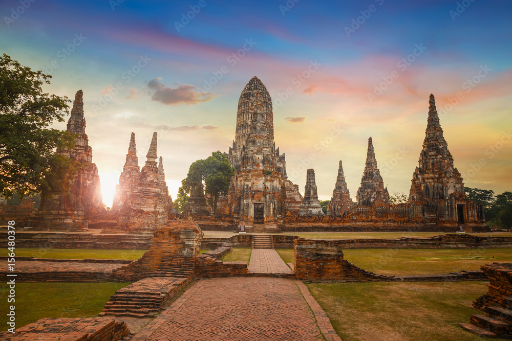 Fototapeta premium Wat Chaiwatthanaram temple in Ayuthaya Historical Park, a UNESCO world heritage site, Thailand