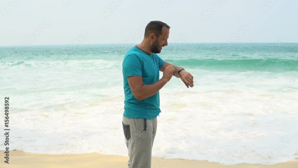 Man with smartwatch start jogging on beach
Man with smartwatch start jogging on beach