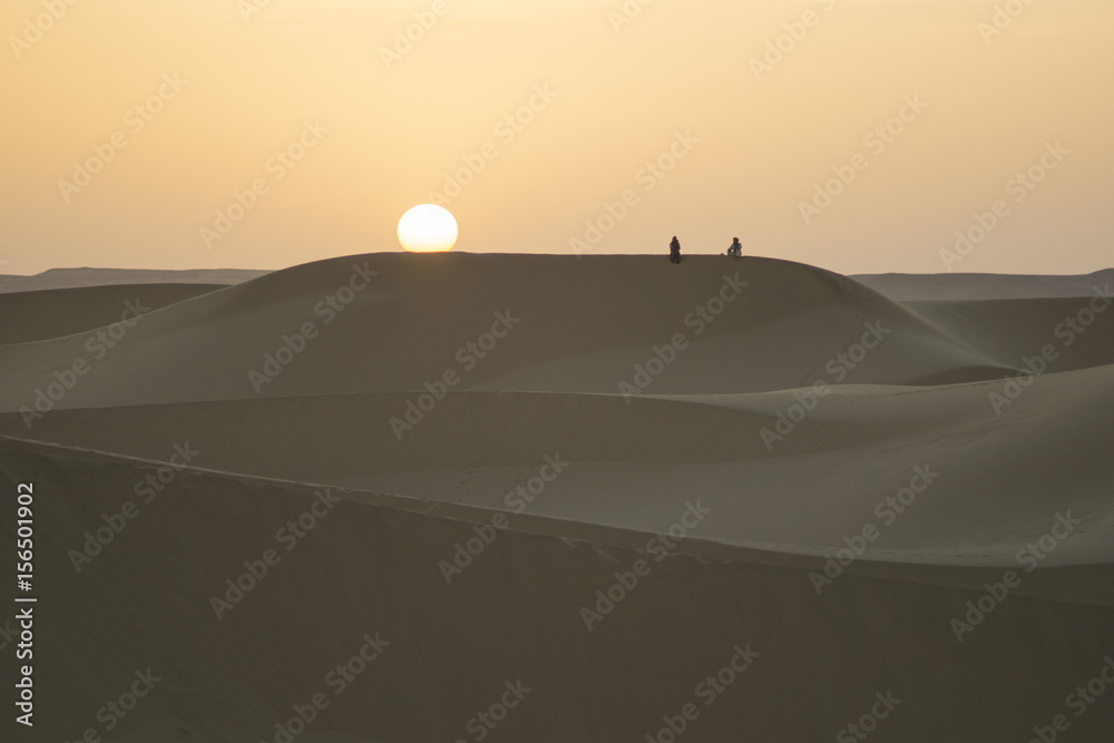 Atardecer en las dunas del Sáhara Atardecer en las dunas del Sáhara