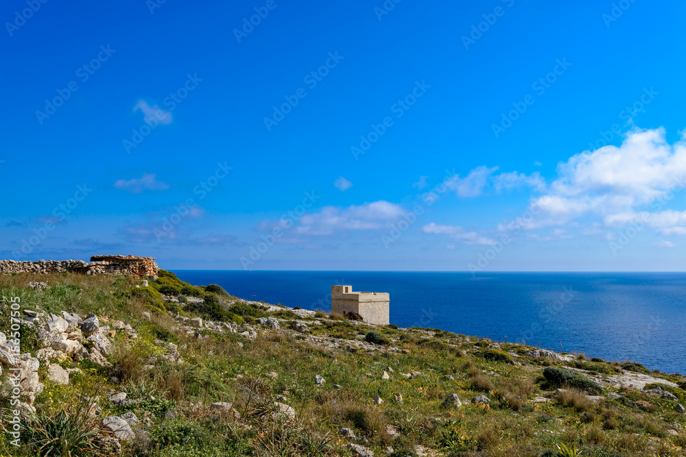 Felsenlandschaft mit dem Hamrija-Tower an Maltas Westküste