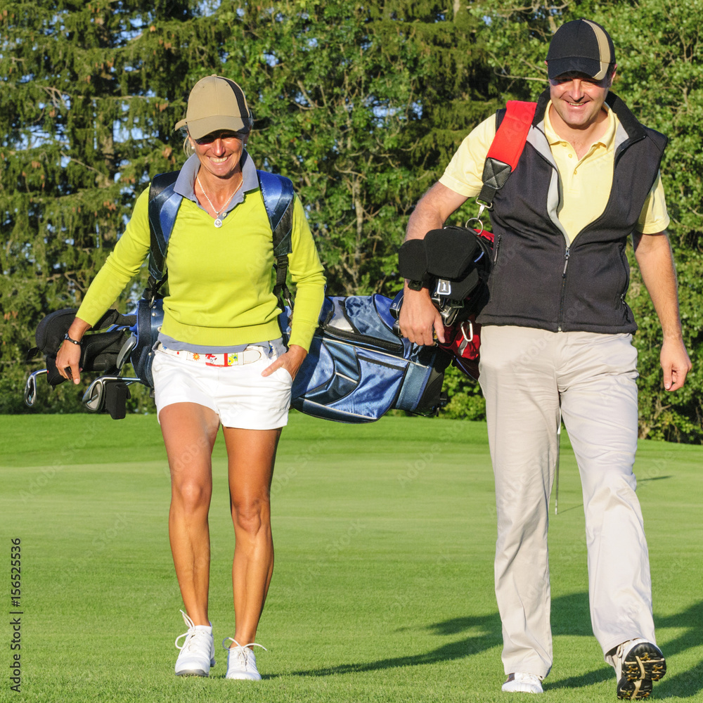 zufriedene Golfspieler nach Abschluß einer abendlichen Runde zufriedene Golfspieler nach Abschluß einer abendlichen Runde