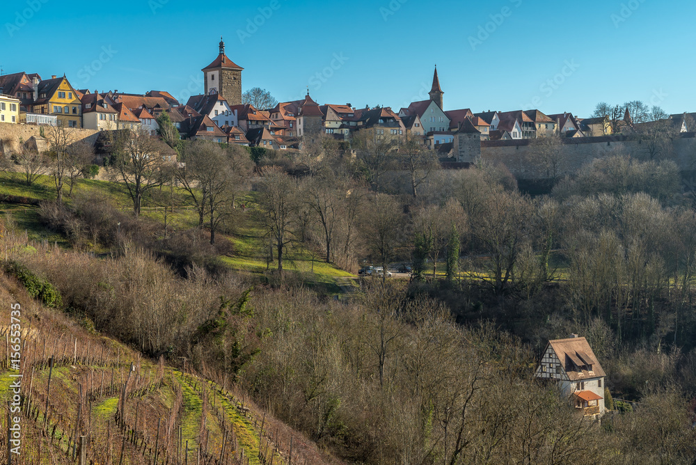 Blick auf das fränkische Taubertal mit der historischen Stadt Rothenburg ob der Tauber