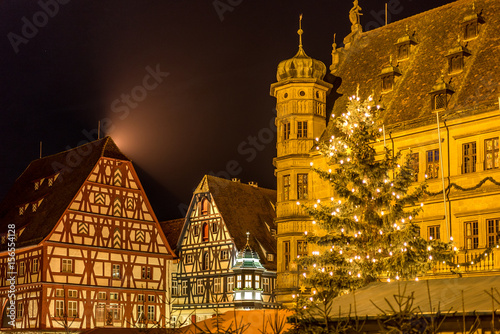 Weihnachtsmarkt am Marktplatz von Rothenburg ob der Tauber