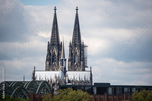 Kölner Dom und Deutzer Brücke bei bewölktem Himmel
