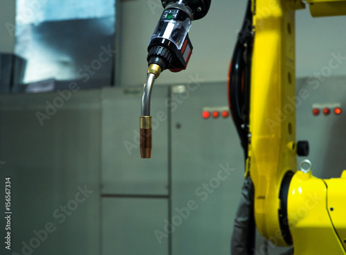 Automatic robotic arm for metal welding operations