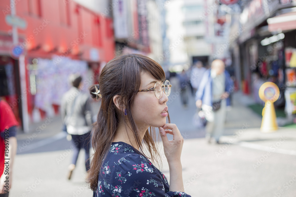 Fototapeta premium 都会を歩く可愛い女性