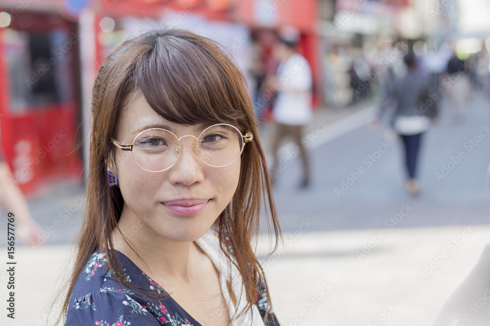 都会を歩く可愛い女性 都会を歩く可愛い女性