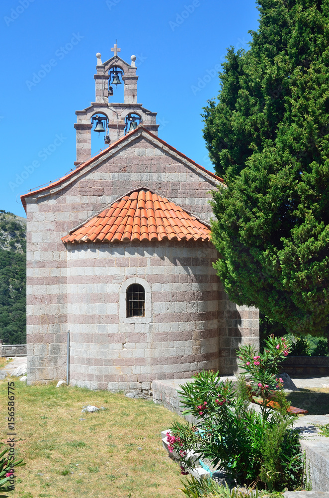 Церковь Святого Саввы в древнем монастыре Градиште летом