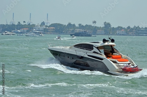 Tapeta Luxurious cabin cruiser making its way through choppy water on the florida intra-coastal waterway off Miami Beach