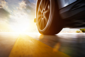 Fotobehang Snelle auto Sportwagen scheurt voorbij bij zonsondergang  © jamesteoh.art