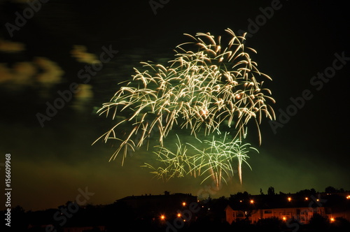 Feu d'artifice coloré pyrotechnie art nuit photo