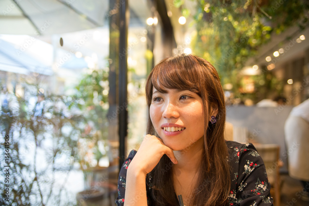 カフェで食事する女子大生
カフェで食事する女子大生