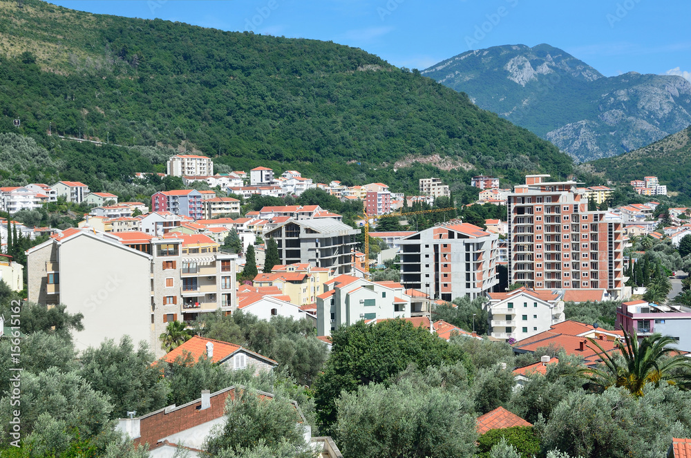 Naklejka premium Город Петровац. Летний пейзаж. Адриатическое море, Черногория