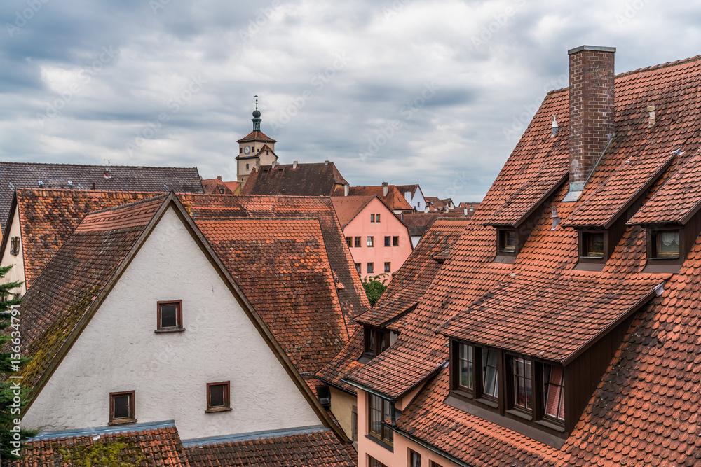 Über den Dächern von Rothenburg ob der Tauber mit Siebersturm im Hintergrund