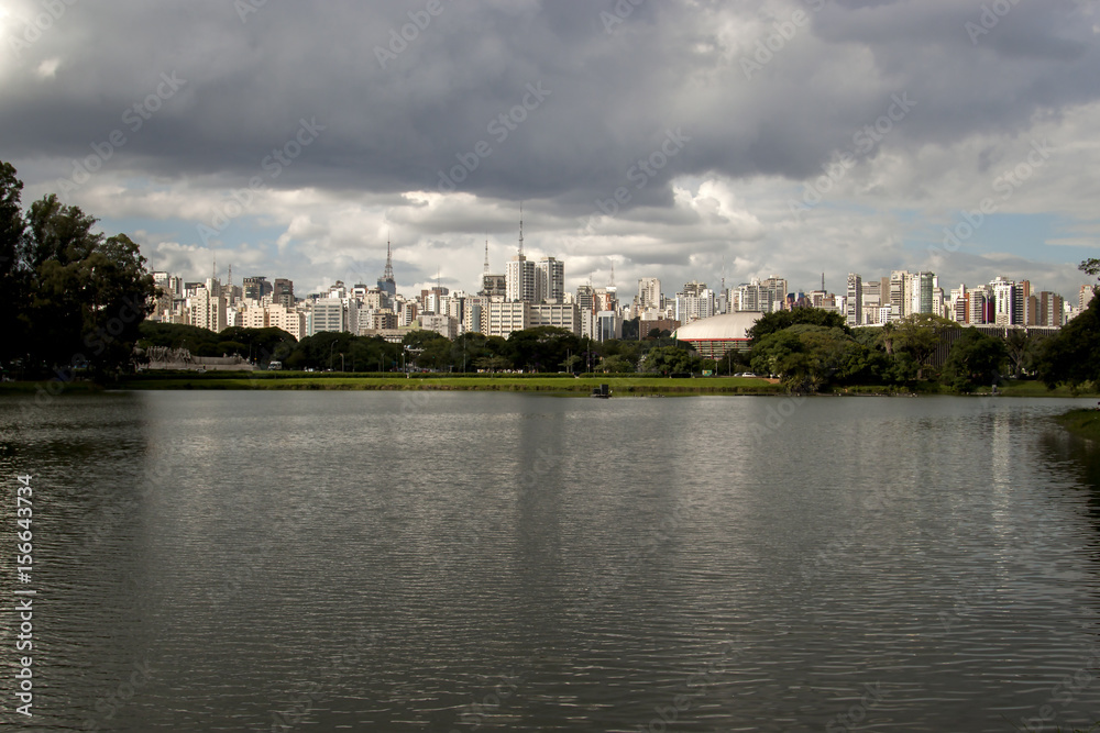 Obraz premium sao paulo buildings cityscape viewed from Ibirapuera park with lake and trees