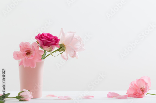 Fototapeta Naklejka Na Ścianę i Meble -  pink roses on white background