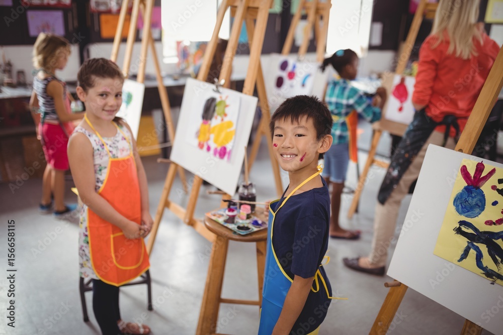 Obraz premium Happy schoolkids practicing drawing