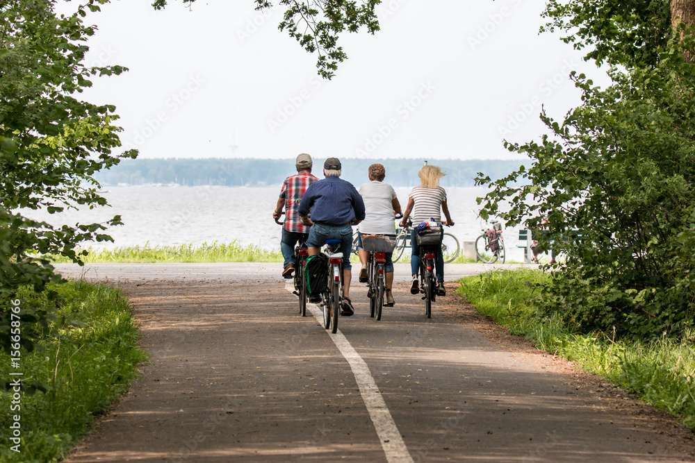 Naklejka premium Fahrradtour mit der Familie am Wochenende