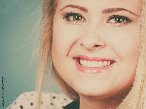 Obraz na płótnie Closeup portrait of attractive smiling woman