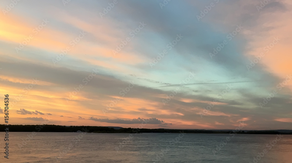 Красивый огненный оранжевый багровый закат на реке Волга