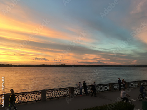Красивый огненный оранжевый багровый закат на реке Волга © karnaval2018