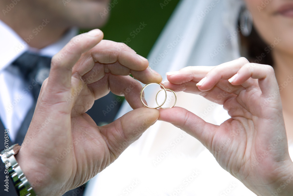 pareja de novios recién casados con los anillos Stock Photo | Adobe Stock