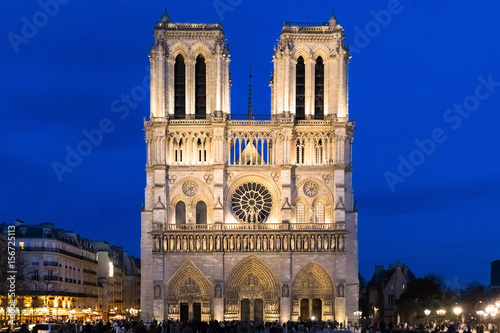 Photo Notre-Dame de Paris Cathedral facade at dusk with illuminations