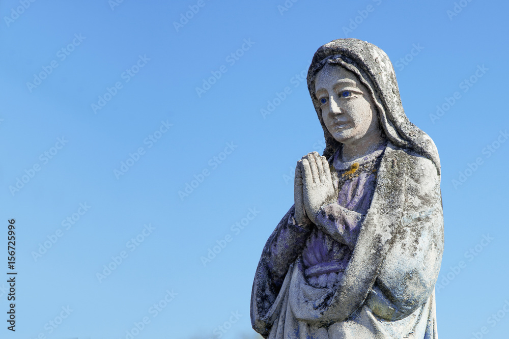 Fototapeta premium Antique statue of the Virgin Mary praying (religion, faith, holy, sin)