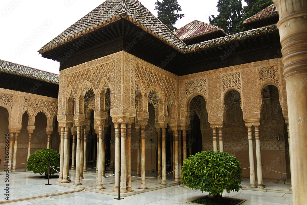 Obraz premium GRANADA, SPAIN - FEBRUARY 10, 2015: An archway to Court of the Lions with fountain at Alhambra palace, Granada, Andalusia, Spain.