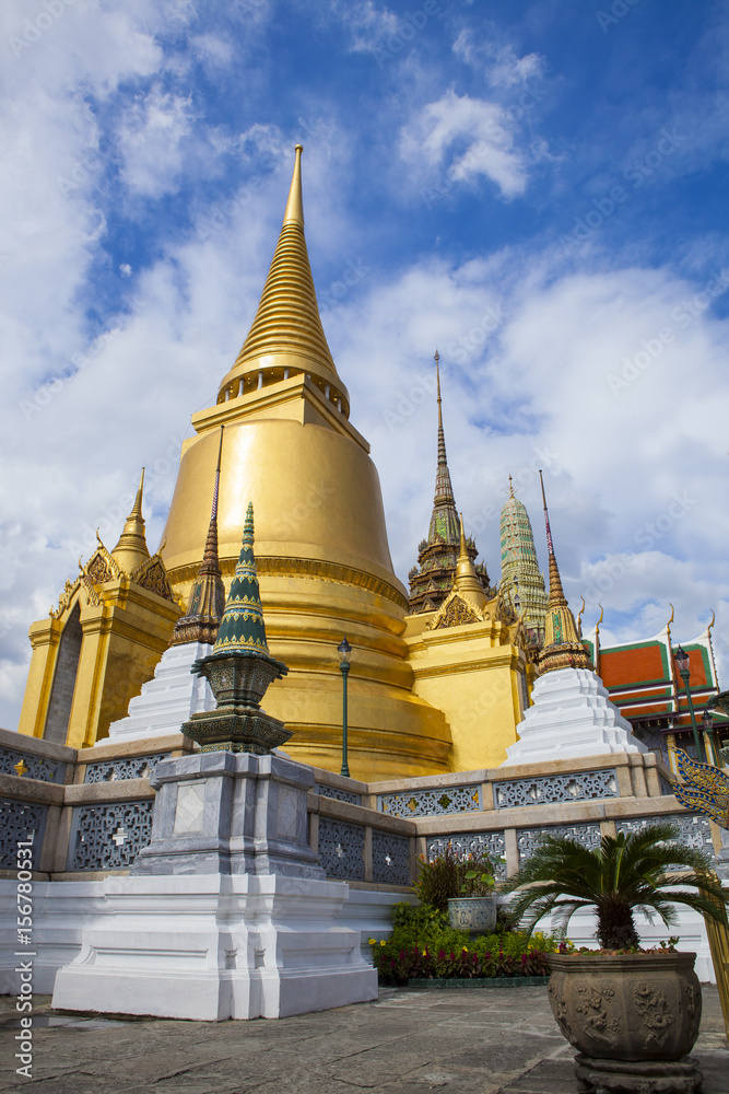 Naklejka premium piękna złota pagoda w wielkim pałacu w bangkoku w tajlandii