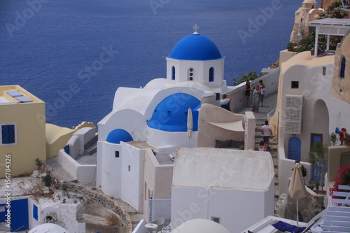 église blanche avec des domes bleus