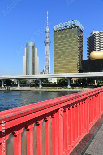 吾妻橋の赤い欄干と隅田川風景
