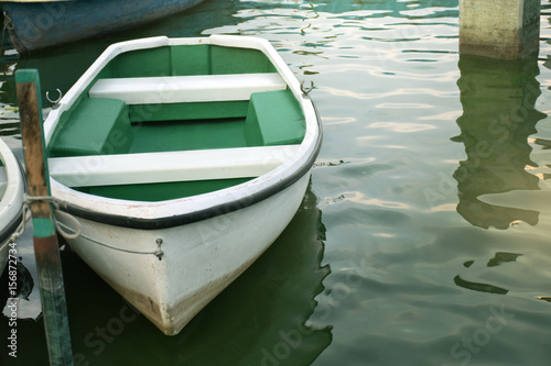 Photo White rowboat moored near shore