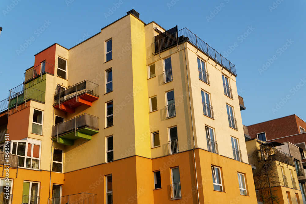 Moderne farbenfrohe Fasse Frankfurt Ostend