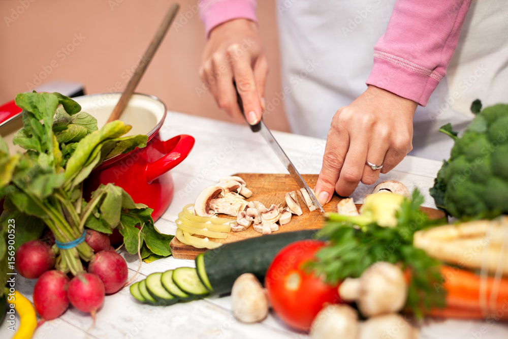 Slicing of champignons