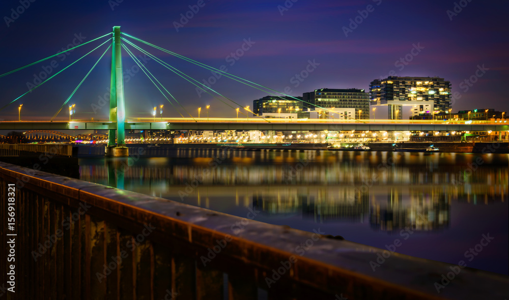 Fototapeta premium Kranhäuser mit Severinsbrücke