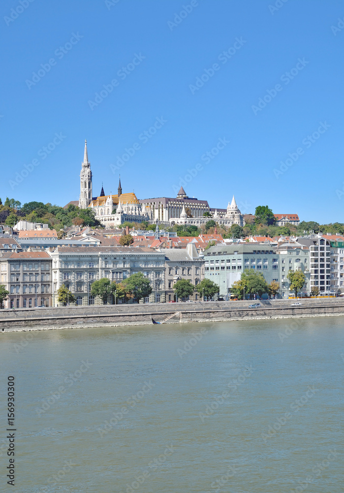 Blick über die Donau auf die Fischerbastei und die Matthiaskirche auf dem Burgberg,Budapest,Ungarn