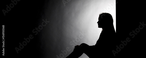 Foto Silhouette einer sitzenden jungen Frau