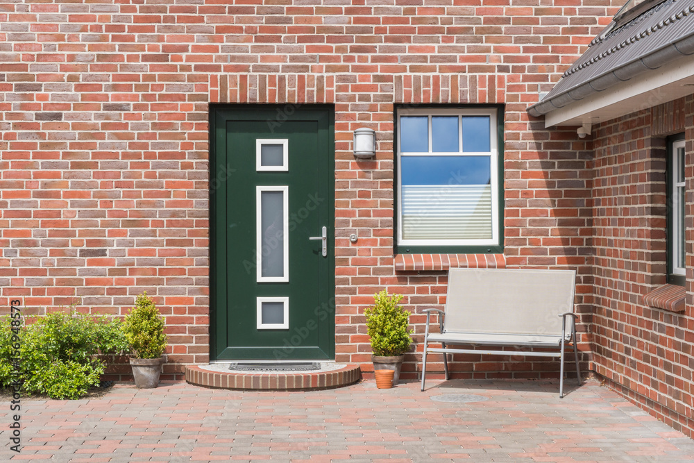 Fototapeta premium Grüne Haustür eines Hauses