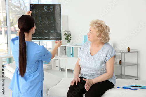 Female orthopedist examinin...