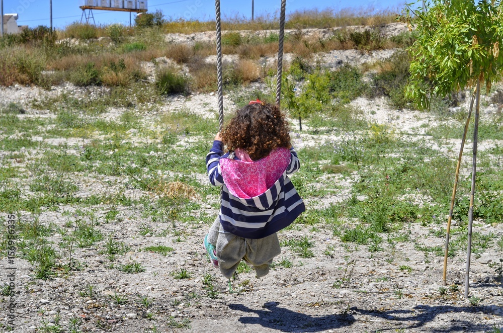 NIÑA CON COLUMPIO EN EL CAMPO NIÑA CON COLUMPIO EN EL CAMPO