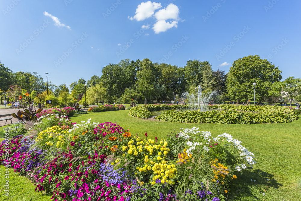 Obraz premium Blommande Blomsterrabatter och en fontän i the Garden Society of Gothenburg