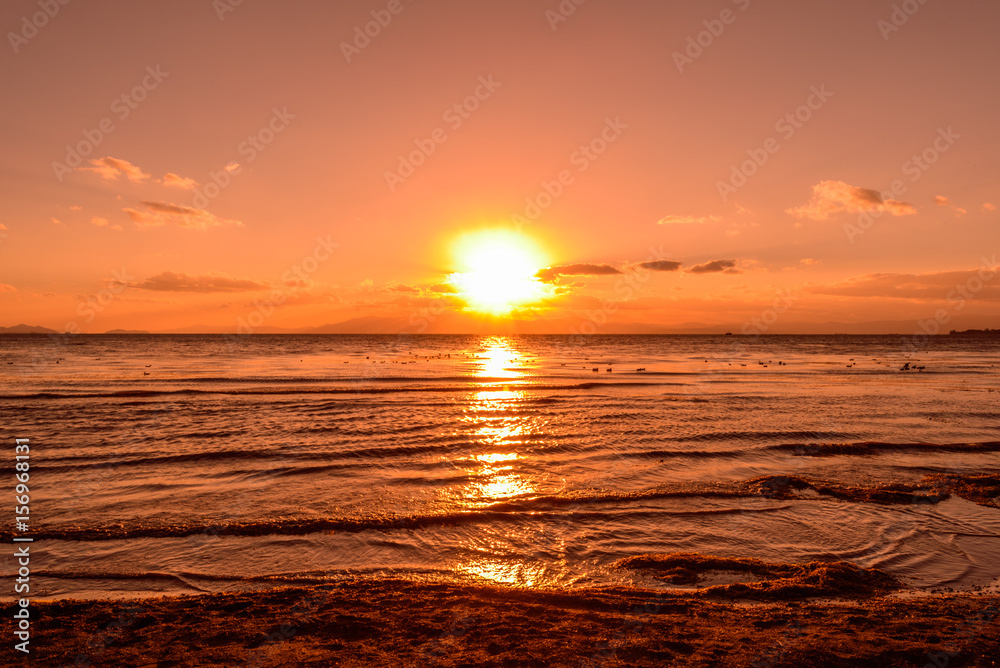 Obraz premium 湖に沈む夕日