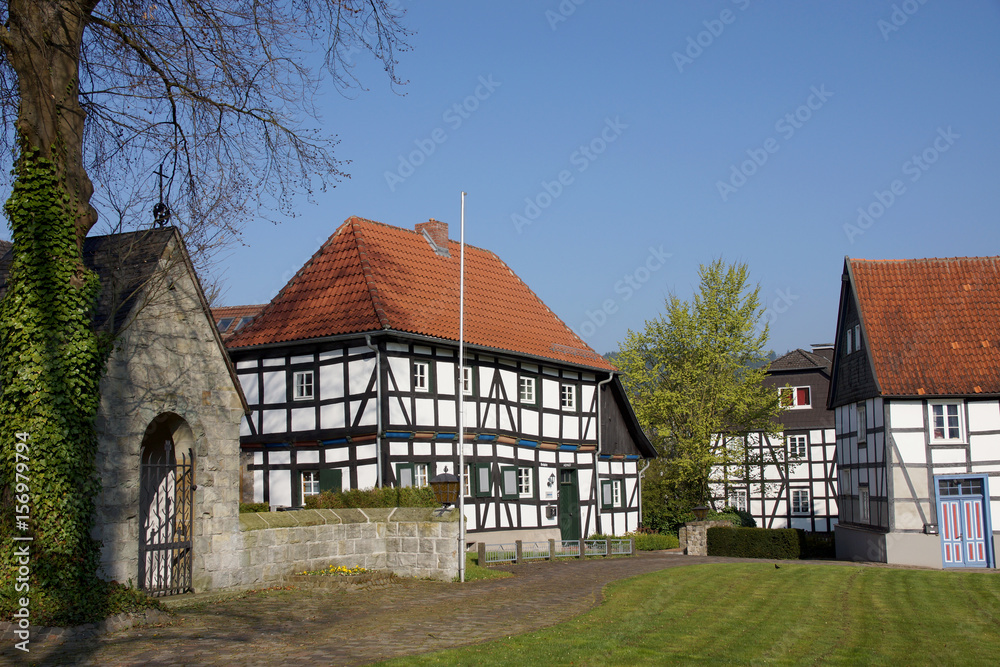 Kleine Kapelle auf dem Kirchplatz in Balve, Nordrhein-Westfalen Kleine Kapelle auf dem Kirchplatz in Balve, Nordrhein-Westfalen