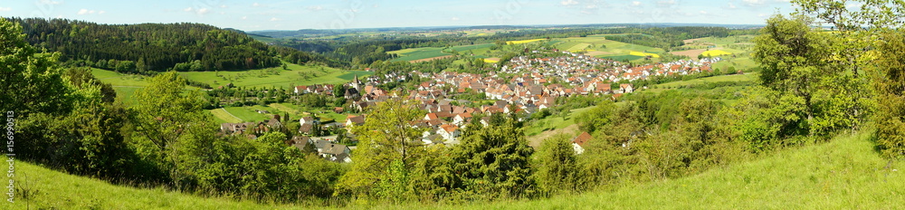 Panoramabild von Gültlingen / Nordschwarzwald mit weiter Fernsicht
